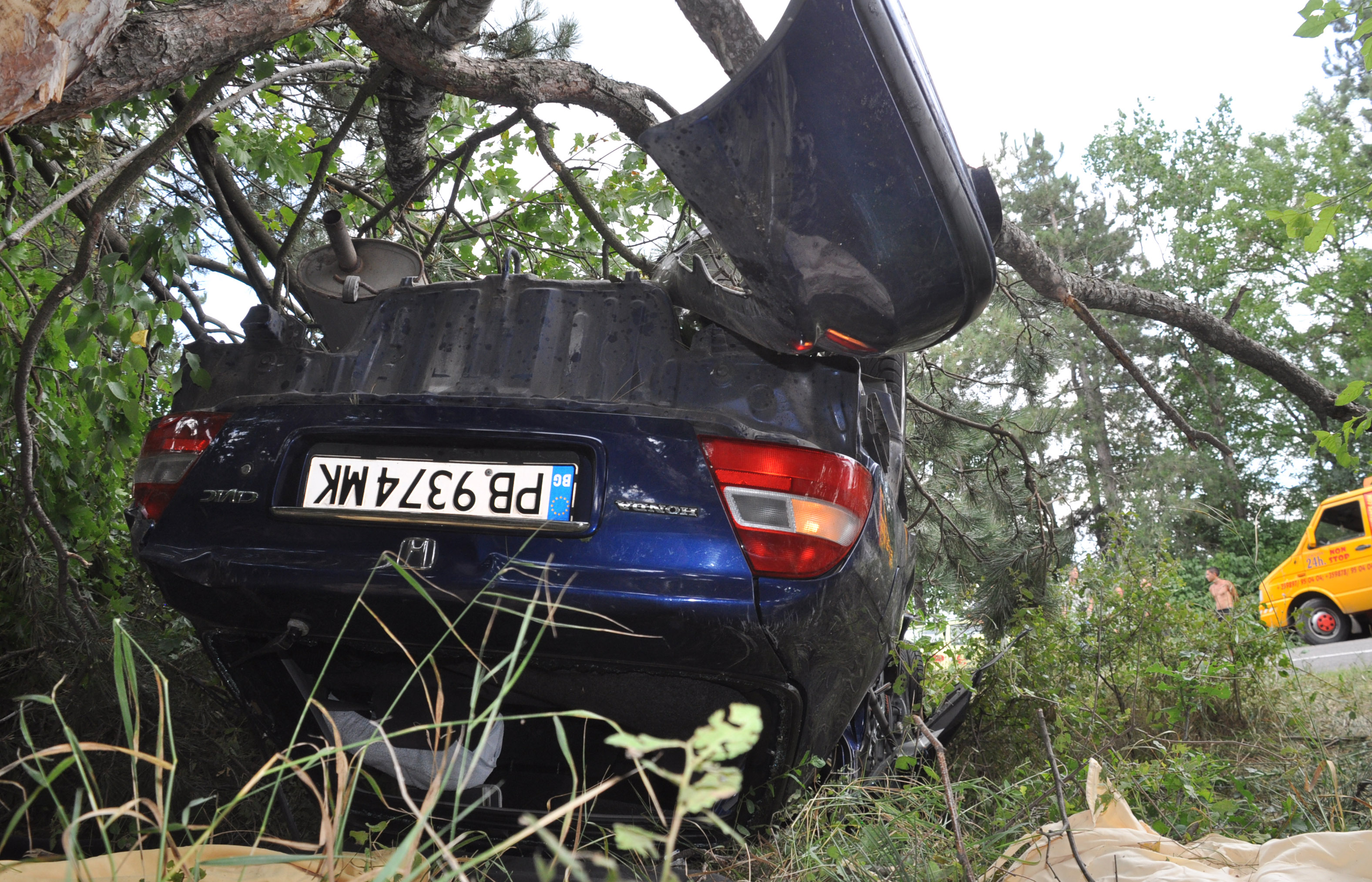 Катастрофиралият край Стойково шофьор е в операционната (СНИМКИ)