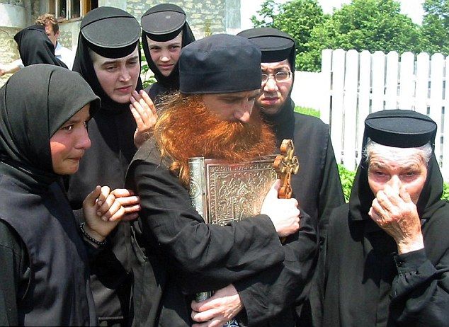 Свещеник разпна на кръст и уби млада монахиня при екзорсистки ритуал