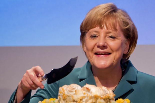 Репортер пее Happy Birthday на Меркел на пресконференция, вместо да й зададе въпрос (ВИДЕО)