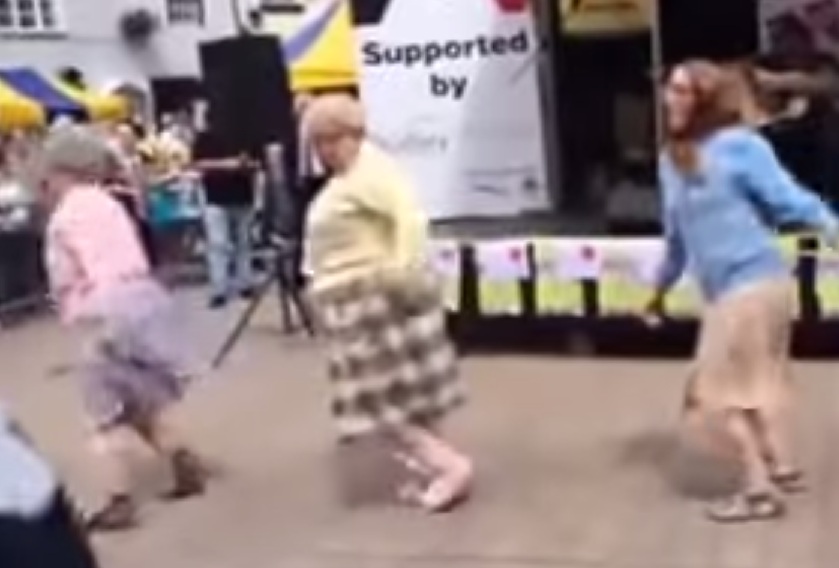 Баби станаха хит с неприлични танци (ВИДЕО)