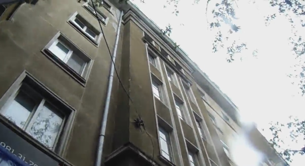 БЛИЦ TV: Ето я падналата мазилка, която вдигна на крак полиция и пожарна в София (СНИМКИ)