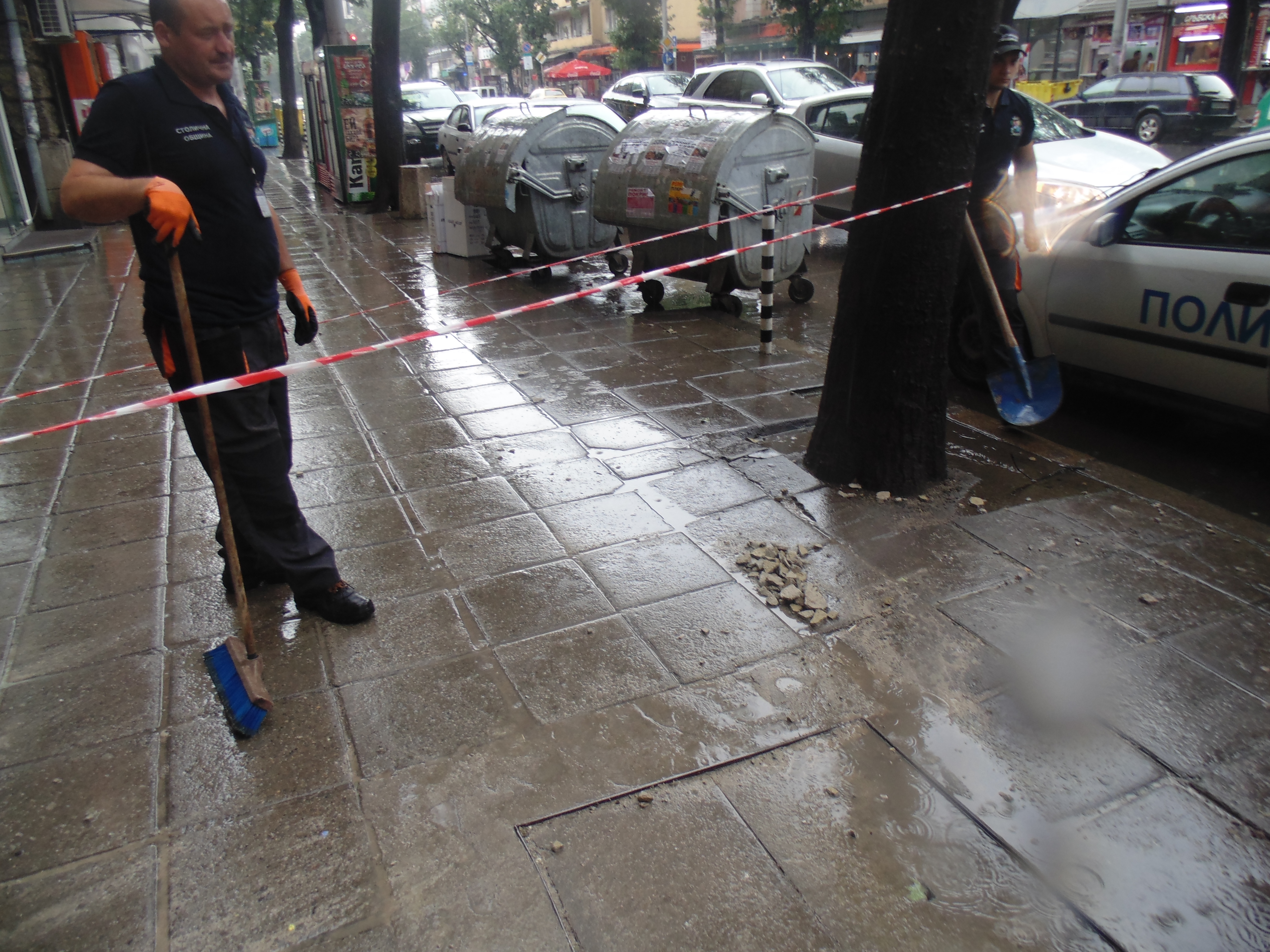 БЛИЦ TV: Ето я падналата мазилка, която вдигна на крак полиция и пожарна в София (СНИМКИ)