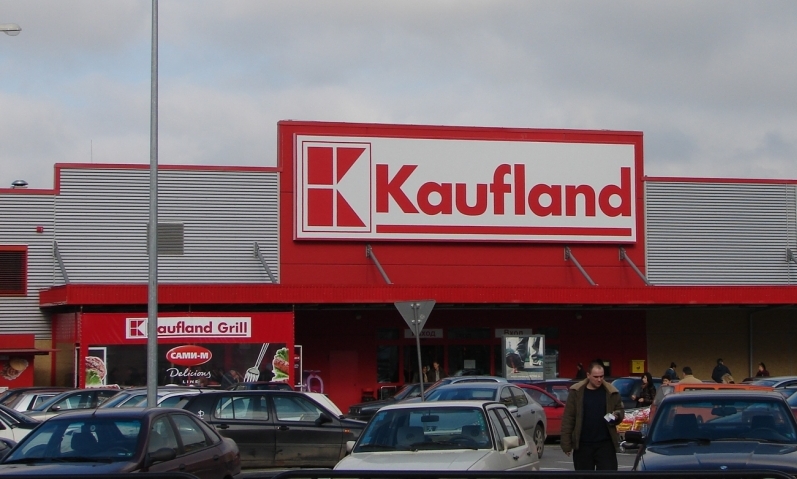 Инспектори: В „Кауфланд” в Бургас продават развалено пилешко, стари луканки и вкиснат айрян!
