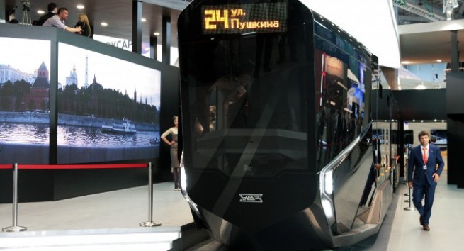 Черен руски трамвай пази хората