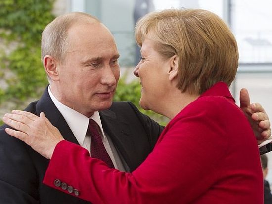 Путин и Меркел са за международно разследване на катастрофата над Украйна  