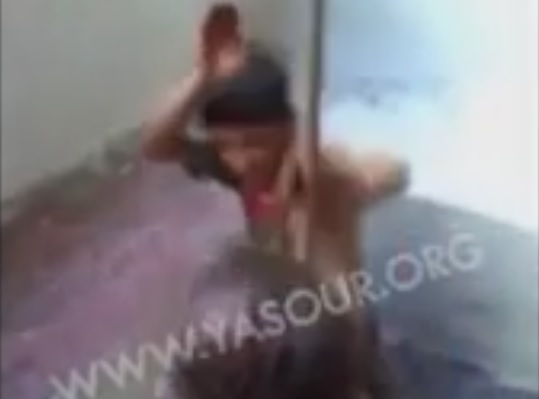 Ливанци поощряват сина си да бие сирийско дете (ВИДЕО)