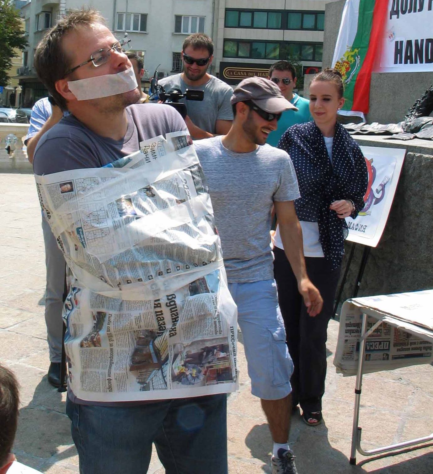 БЛИЦ TV: Участници във флашмоб в София се опаковаха във вестници