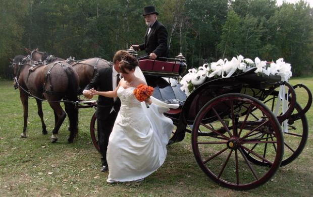 Късметлии младоженци оцеляха в най-шантавата катастрофа у нас 