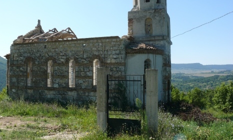 Строителна фирма съсипа църква в Шуменско