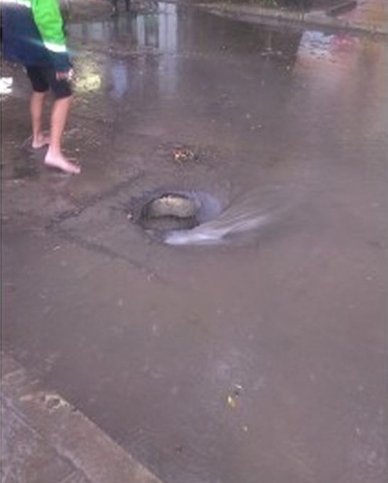 Странно: Улична дупка във Варна поглъща водата като шахта