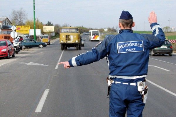 Пътна полиция погва товарните автомобили и автобусите