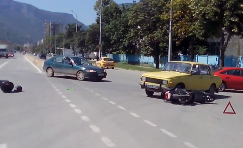 Мотор и кола се натресоха до гробищата във Враца (ВИДЕО)