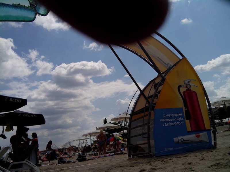 Спасители лежат на плажа и си цъкат в телефоните, деца се къпят без надзор (СНИМКИ)