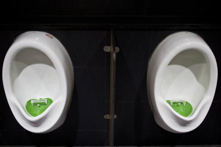 Служители учат 12 страници наръчник за ползване на тоалетна