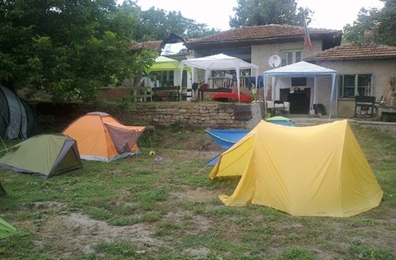 Родители на децата от палатковия лагер в двора на учителката: Те са на гости!