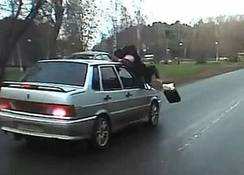 Шокиращо ВИДЕО: Кола блъска млада жена, тя оцелява