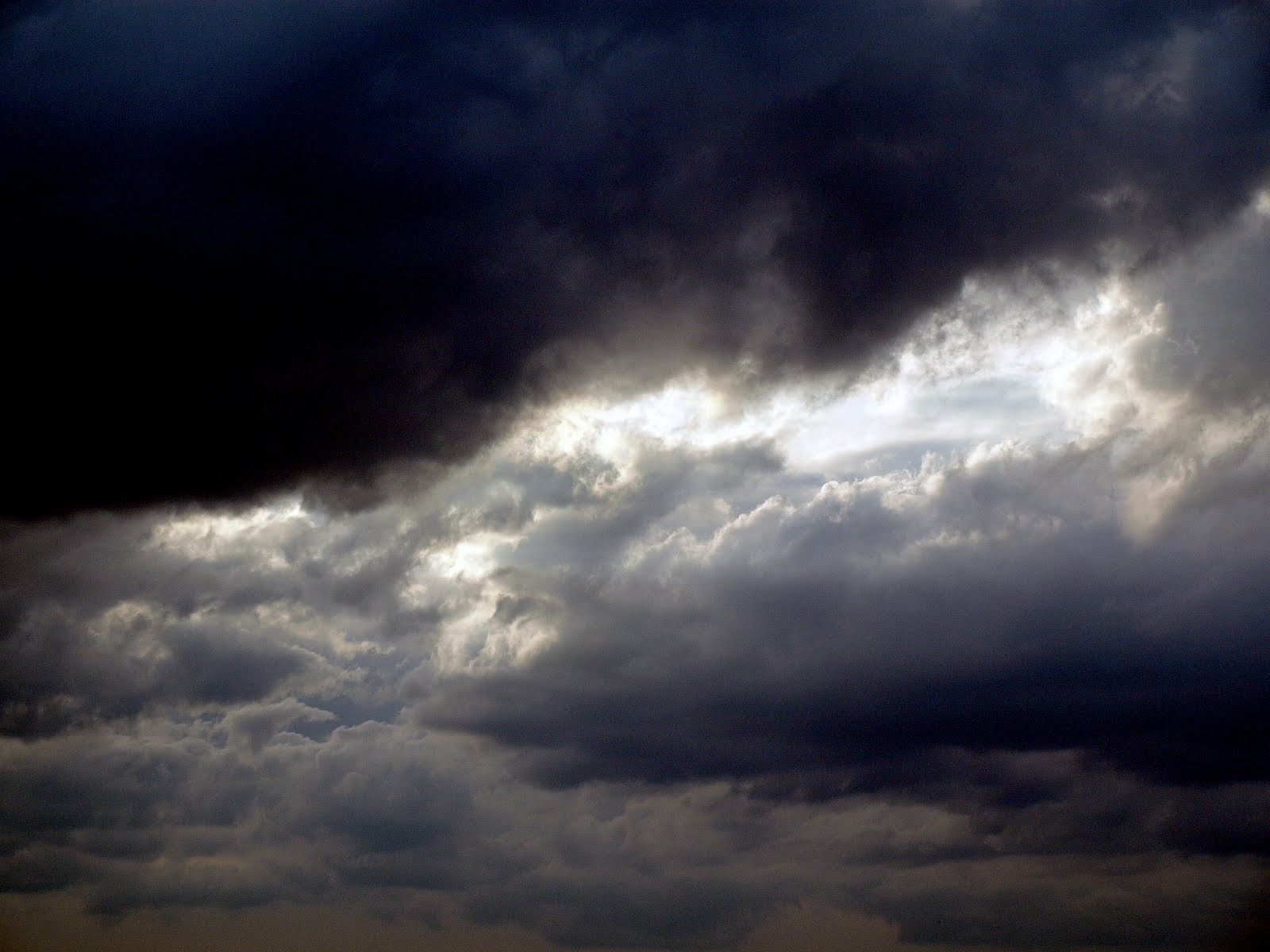 Тъмни облаци над София, задава се буря!