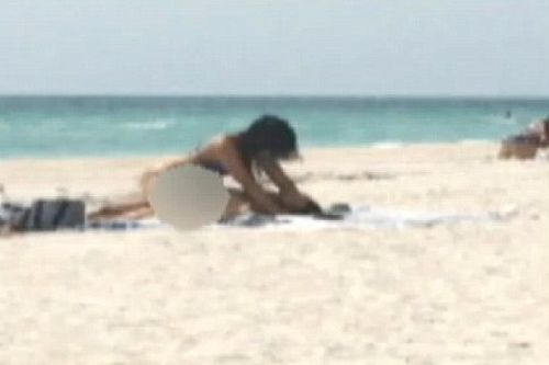 Секс на плажа: Бодибилдър люби приятелката си пред очите на деца (ВИДЕО)