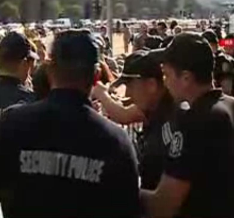 Протестиращи раздърпаха огражденията пред Министерски съвет