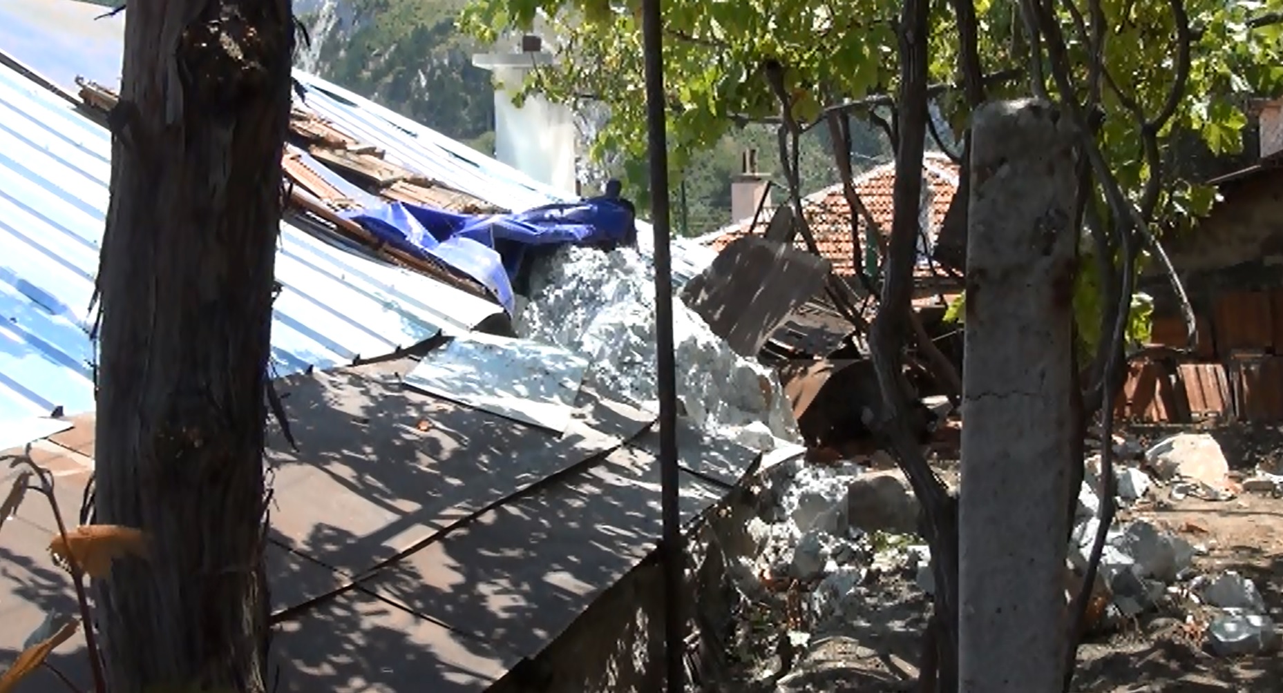 3-тонна скала падна върху къща в Кричим