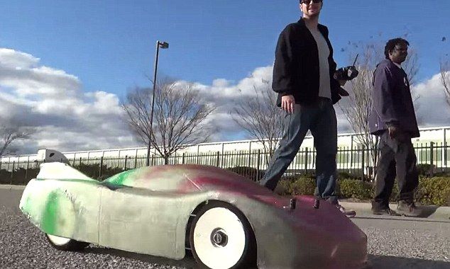 Кола-играчка блъсна човек със 160 км в час (ВИДЕО)