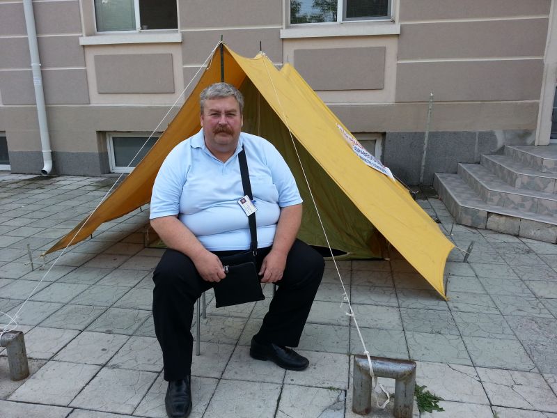 Лекари разпънаха палатка пред сливенска болница 