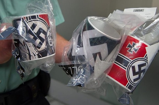 Германци на съд за чашки за кафе с лика на Хитлер, внасяни от България