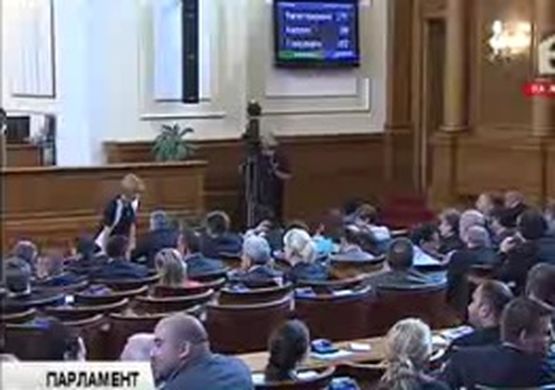 Миков едва усмири депутатите преди гласуването на оставката