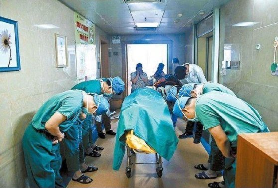 Лекари изпращат с поклон носилка с умиращо дете, дарило органите си