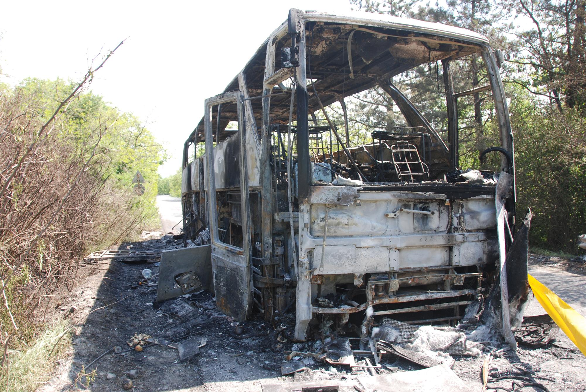 Автобус с 30 пътници пламна в движение