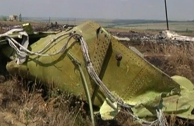 Разхвърляни играчки и миризма на трупове: Разказ за MH17 от първо лице