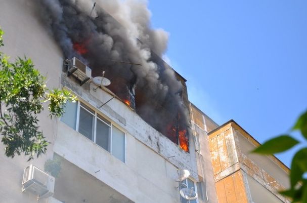 Пламна апартамент във Варна, чул се е взрив!