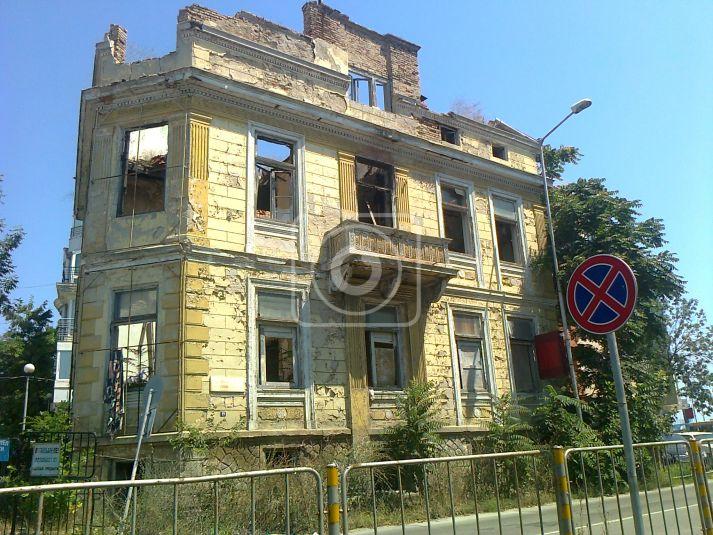 БЛИЦ-ОЧЕВИДЕЦ: Вижте най-опасната сграда във Варна
