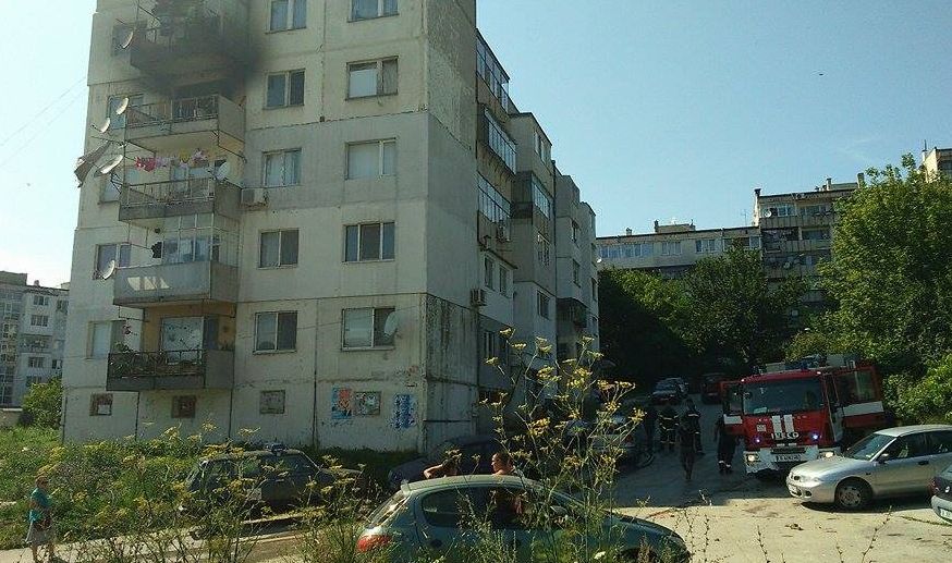 Огнен ад във Варна: Пожарникари открили изгорял мъж на балкона!