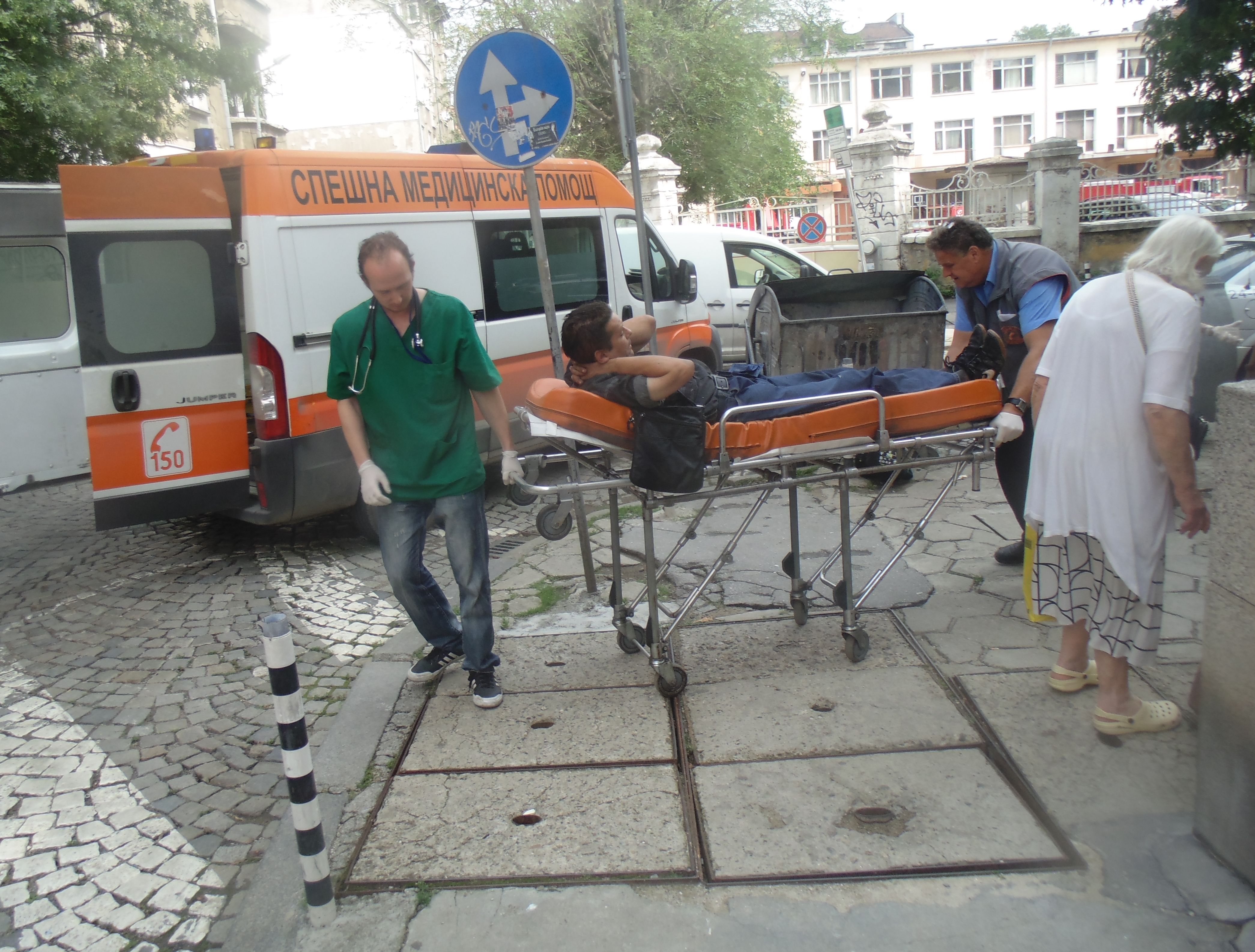 БЛИЦ TV: Мъж припадна в центъра на София