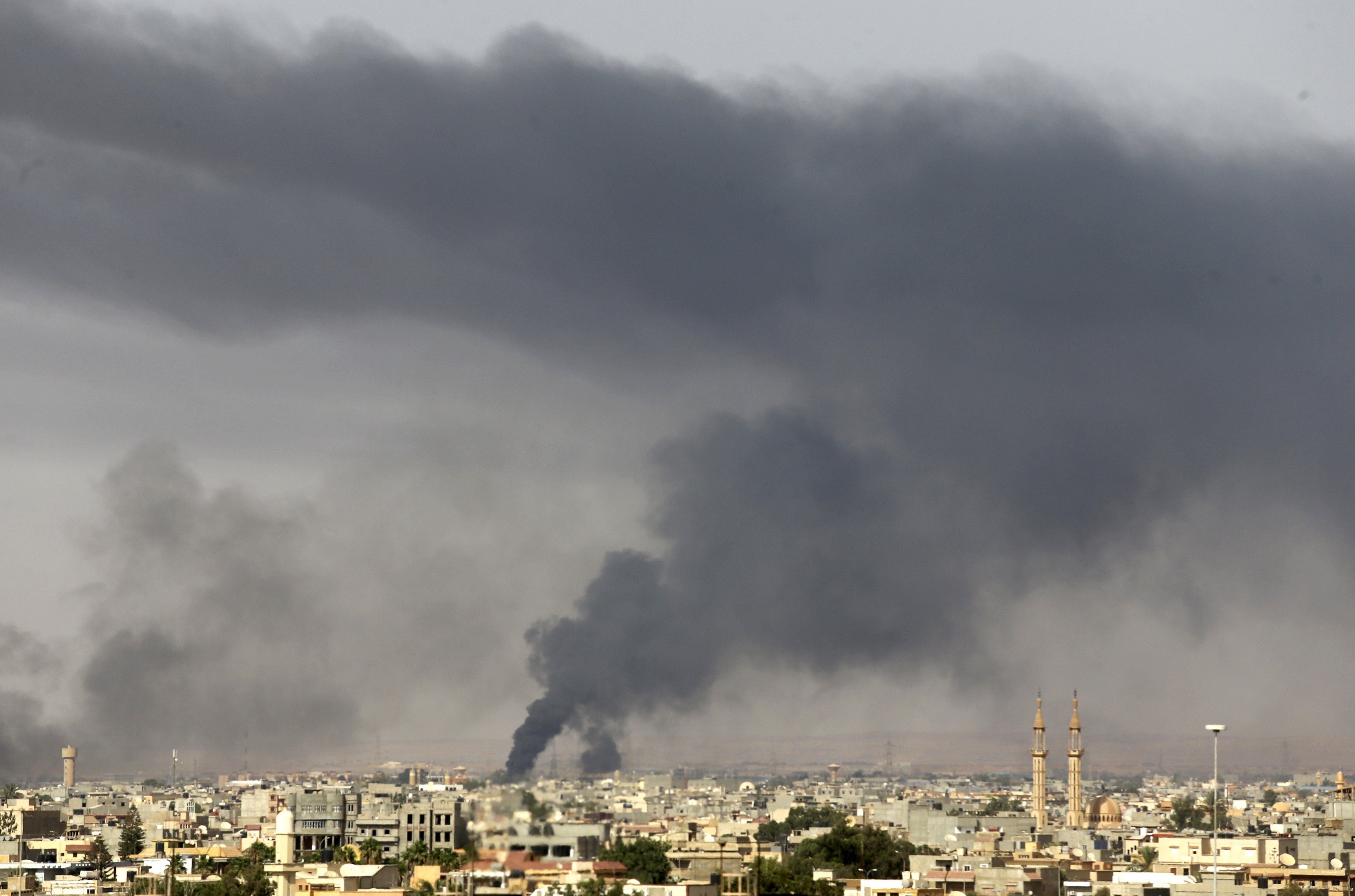 Над 6 милиона литра петролни продукти горят в Триполи след ракетен удар
