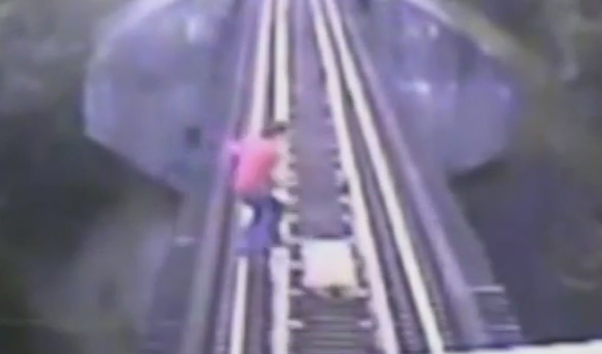 Жени по чудо избегнаха смъртта - над тях профуча влак (ВИДЕО)