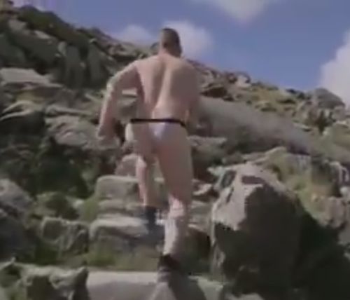 Мъж изгуби бас и изкачи планина само по прашка (ВИДЕО)