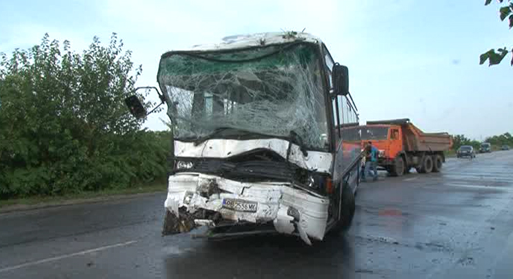 БЛИЦ TV: Трите автобуса са развалини след адския сблъсък, шофьорът на единия заеква!