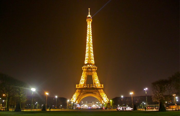 Ето как се пълнят с туристи парижките хотели