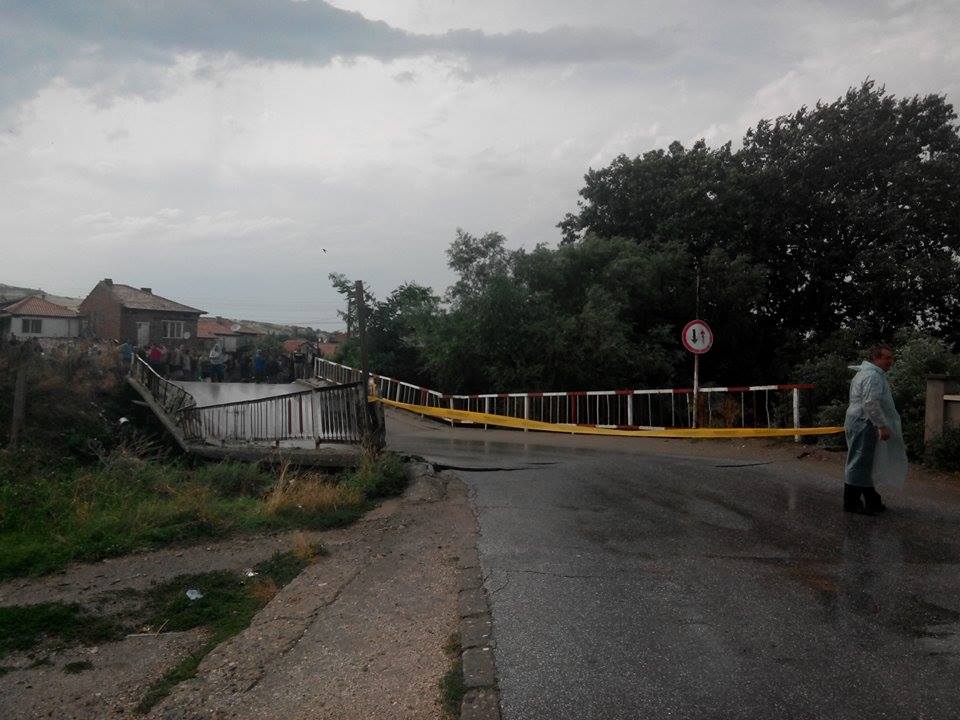 Два моста пропаднаха в Храбрино, подпорна стена се срина (СНИМКИ)