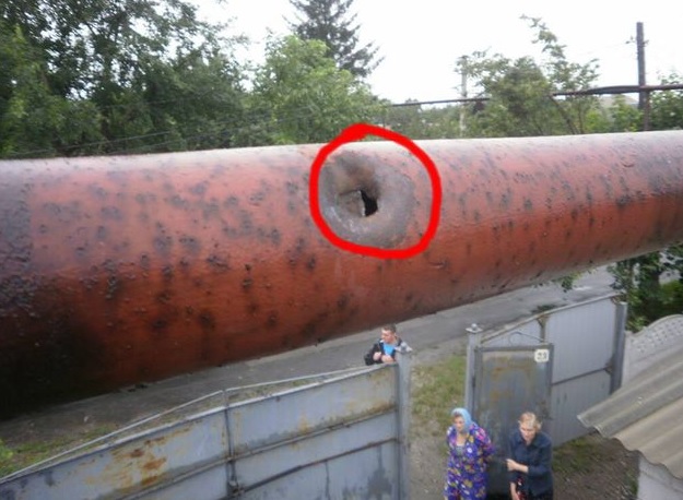 След бомбите: Газопроводът в Донецк е като швейцарско сирене (ВИДЕО)