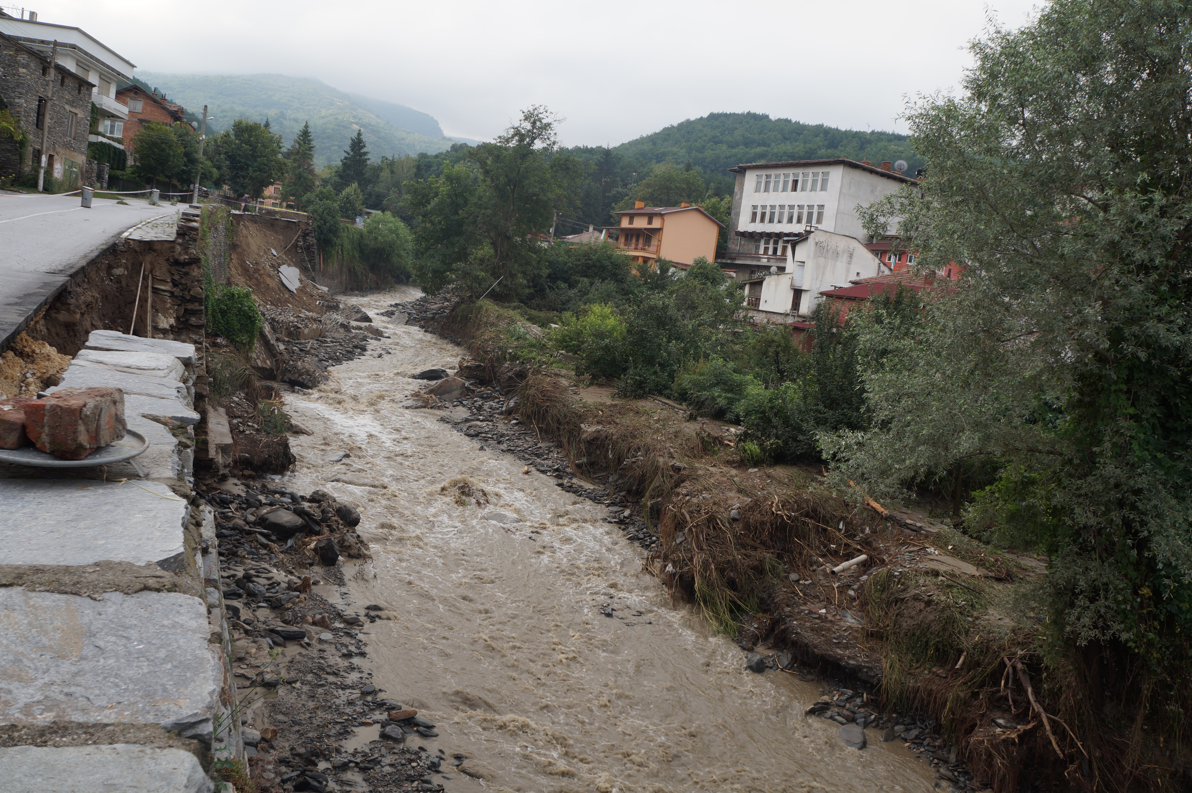 Кметът на Родопи: Молим се на Господ да не завали! (СНИМКИ)