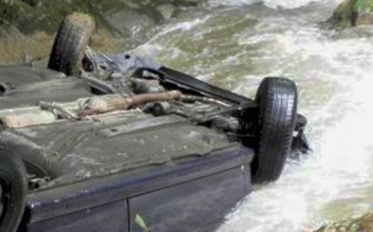 Кола падна от мост в река Вит, издирват изчезнал мъж