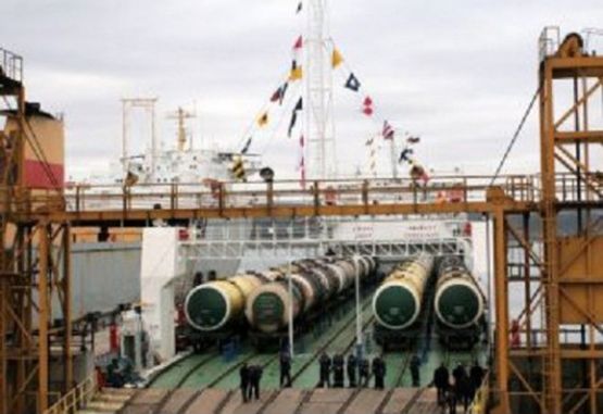 Изтича газ от цистерна на фериботен кораб край Варна