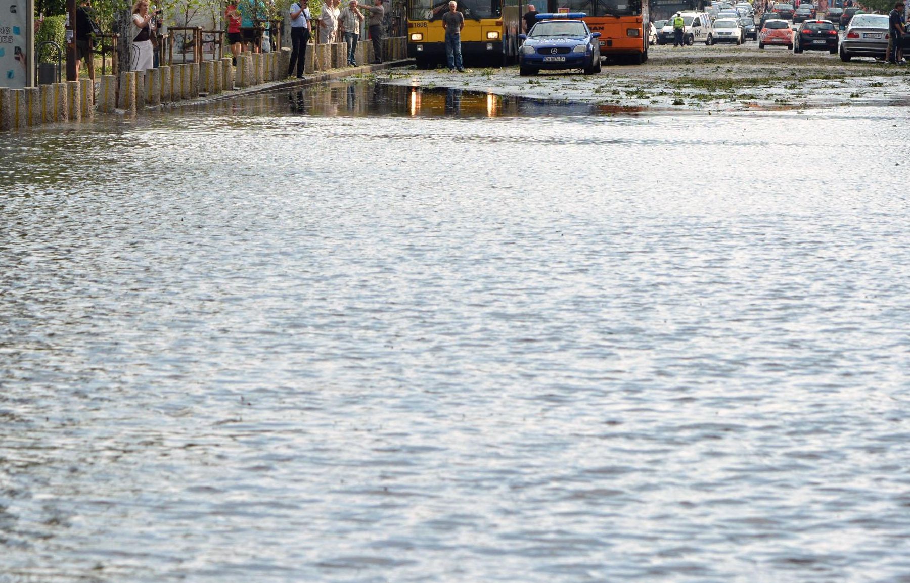 Кварталите „Бенковски” и „Орландовци” в София също са под вода 