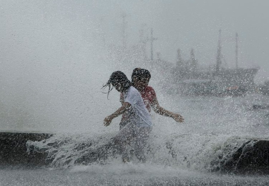Мощен тайфун връхлетя Южна Корея, евакуираха 50 хиляди японци (СНИМКИ/ВИДЕО)