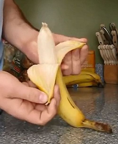ВИДЕО показа как най-правилно се бели банан 
