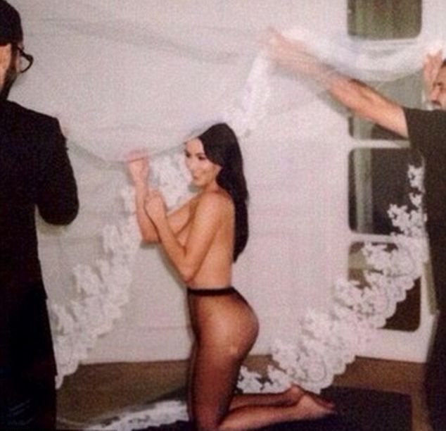 Ким Кардашиян честити рожден ден на приятел с голи гърди (СНИМКИ)
