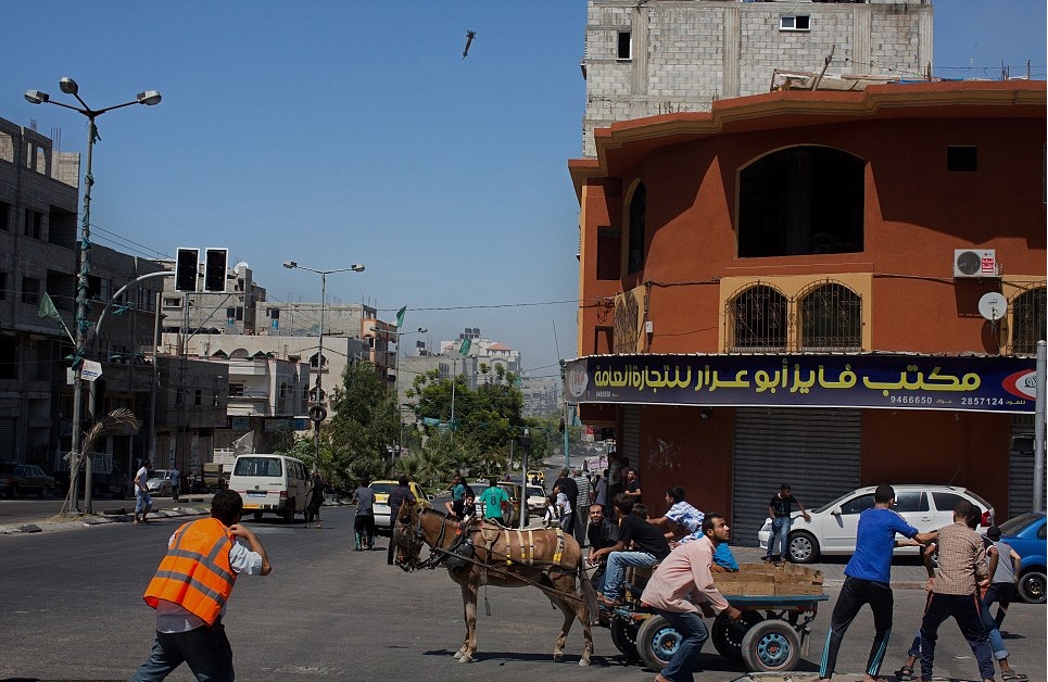 Вижте как израелска бомба пада над палестинска къща (СНИМКИ 18+)